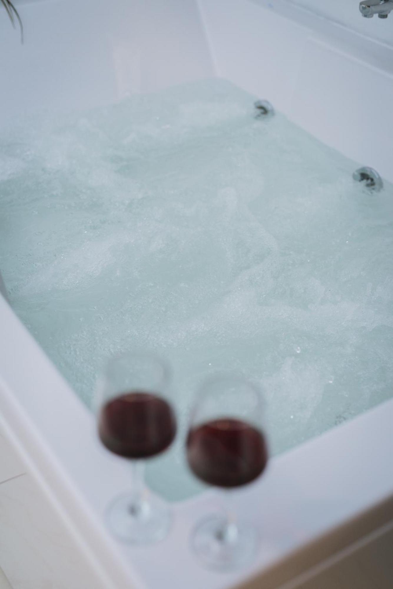 Stylish Apt W Jacuzzi, 5 Min To White Tower Thessaloniki Buitenkant foto