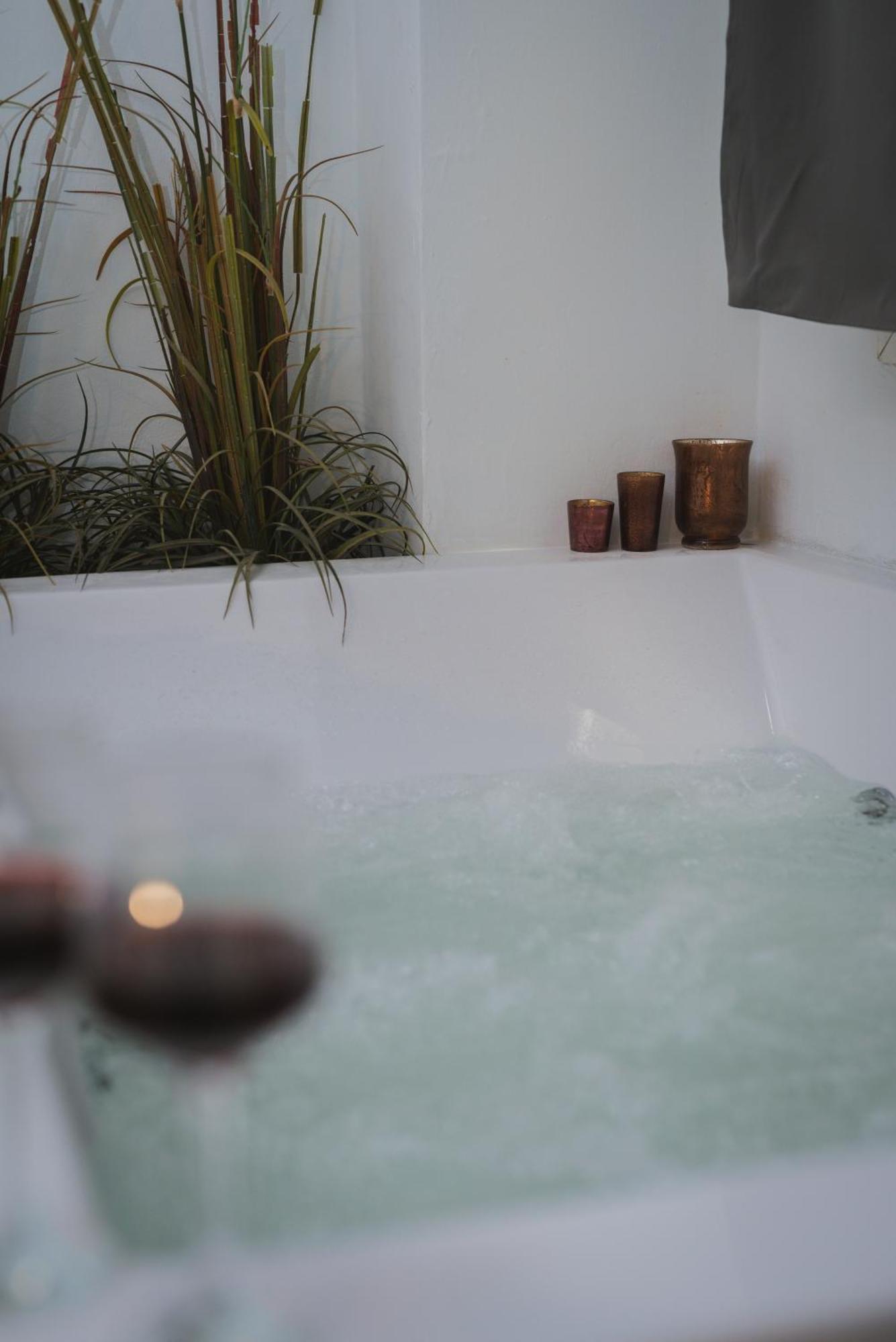Stylish Apt W Jacuzzi, 5 Min To White Tower Thessaloniki Buitenkant foto