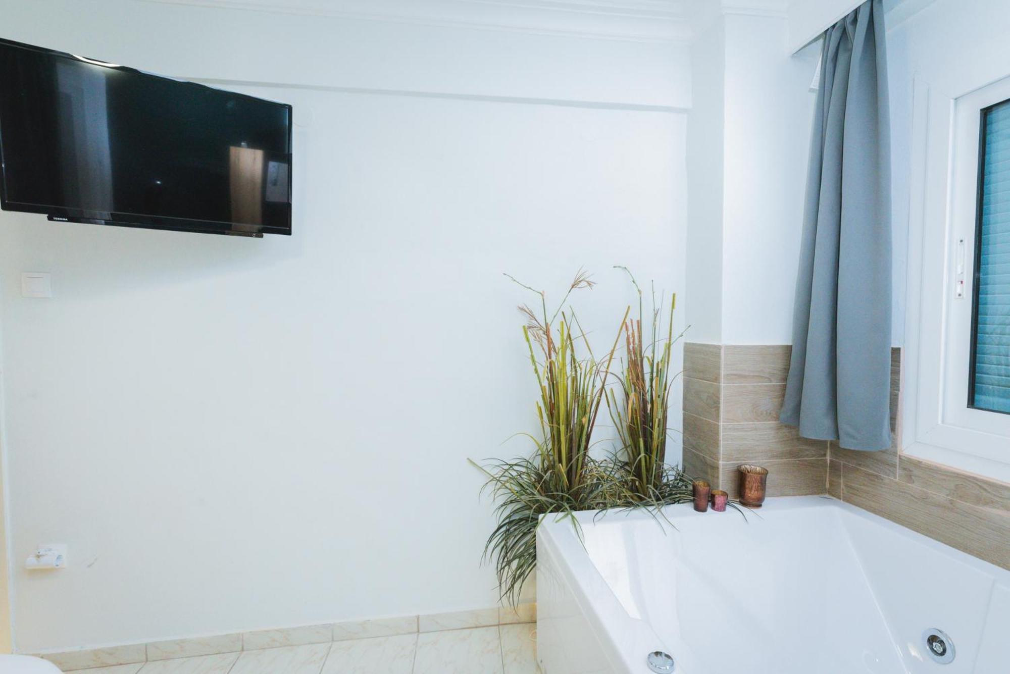 Stylish Apt W Jacuzzi, 5 Min To White Tower Thessaloniki Buitenkant foto