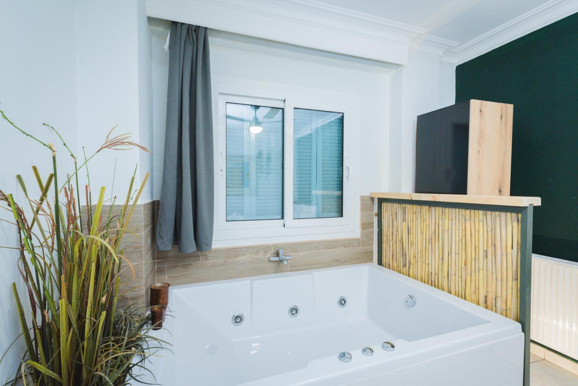 Stylish Apt W Jacuzzi, 5 Min To White Tower Thessaloniki Buitenkant foto